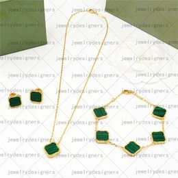 Collar de trébol de cuatro hojas Conjunto de joyas de diseñador Collares pendientes Pulsera Pendiente de botón Oro Plata Nácar Acero inoxidable plateado 18K para collar de mujer