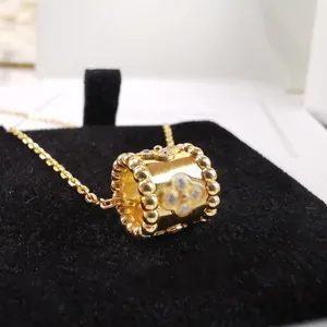 ketting met klavertje vier Gemaakt van natuurlijke schelpen en natuurlijke agaat Vergulde 18K designerdiamant voor vrouwen T0P Geavanceerde materialen klassieke stijl kristal 025