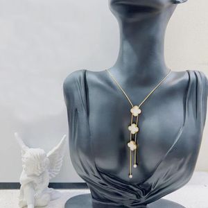 Collier de trèfle à quatre feuilles Nouveaux colliers de pendentif de créateur Femmes Femmes 4 / quatre feuilles Collier de méd d'offen