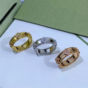 Anillo de trébol de cuatro hojas Hecho de conchas naturales y ágata natural Chapado en oro de 18 quilates para mujer diseñador T0P Materiales avanzados Moda diamante Tamaño europeo 013