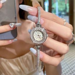 Vierbladige klaverwacht Women Nieuwe volledige diamanten wijzerplaat Watch Modellering Handdecoratie Waterdichte diamant-inset Watch Kleine licht Luxe Mermaid Bracelet Women Watch