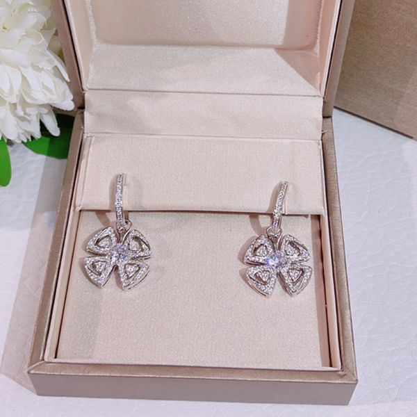 Boucles d'oreilles pendantes de créateur de la série d'herbe à quatre feuilles pour femme diamant en argent sterling de la plus haute qualité bijoux cristal 925 argent avec boîte 053