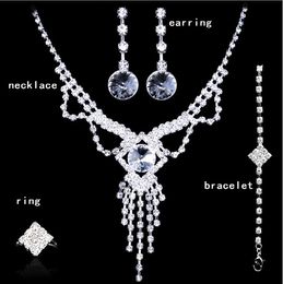 Conjunto de joyas de cuatro piezas Pendientes de corona de boda de cristal Collar Tiaras anillos pulsera Accesorios un juego incluye cuatro piezas HT123
