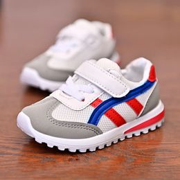 Four Seasons Childrens Sneakers Chaussures pour enfants Soft Sole Sole Nonslip Étudiant occasionnel coulant Fashion Baby Baby Shoe 240415