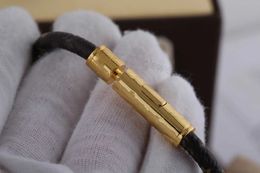 Cuatro pulseras de cuero de acero de titanio letra V Ljia Pulseras de pareja Pulseras de letras de tendencia de moda Pulseras chapadas en oro de alta calidad Suministro de joyería