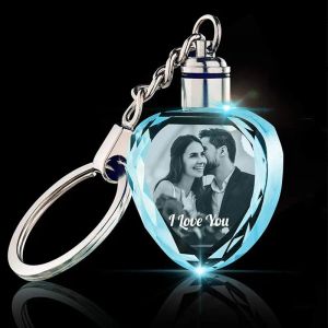 Cadre 3D gravé au Laser Photo cristal porte-clés personnalisé coeur verre suspendu pendentif avec lumière LED cadeaux commémoratifs