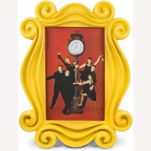 Frame Friends TV Show Cadre photo en polyrésine avec porte jaune avec support | Affichage d'images à suspendre, décoration d'intérieur pour dessus de table de bureau, galerie