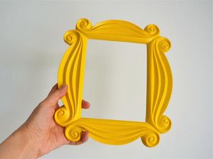 Frame Zk30 TV-serie Vrienden Handgemaakte Monica Deurkozijn Hout Geel Fotolijsten Collectible Home Decor Collectie Cosplay Cadeau