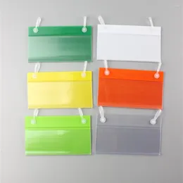 Marcos 100 PCS Etiqueta de precio de PVC transparente Soporte de exhibición Hebilla colgante en rejilla de malla Tira de estante de cesta
