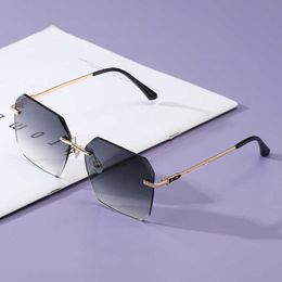Cadres 2022 nouvelles lunettes de soleil de coupe sans cadre Lunettes de soleil carrées à l'épreuve des UV pour femmes de la mode Certification CE