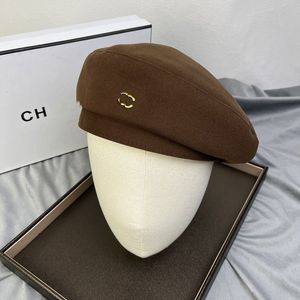 France Designer Béret Femmes Lettre Luxe Cachemire Chapeau Béret Cap Lady Voyage En Plein Air Chaud Hiver Coupe-Vent Vacances Bonnet Caps canal bonnet chapeau