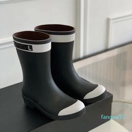 Botas de lluvia de diseñador de Francia para mujer Suela de goma clásica Impermeable Zapato casual al aire libre Luxurys Ladies Pink Girls Slip Heels Zapatos de ocio con bolsa de polvo