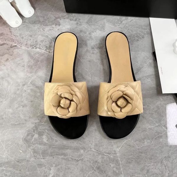 Francia Zapatillas de diseño de lujo Zapatillas con logotipo entrelazado Cuero Camelia Adorno con acento Diapositivas adornadas Zapatos de mujer Pisos casuales Sandalia Zapatilla Zapatos de fábrica