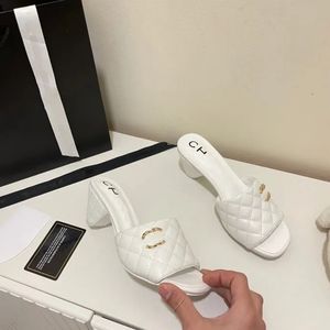 France Chaussures féminines Summer Diamond Match Slippers Square Toe Slide Slide peu profonde de haute qualité Designer Sandal Band Nom 2c Checkered