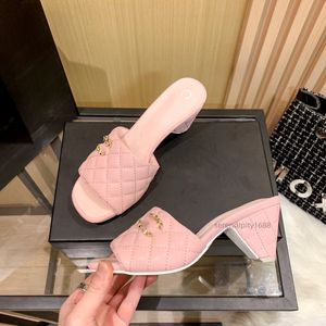 France Chaussures pour femmes Summer Diamond Patters Slippers Square Toe Shallow Slide Slide High Quality Designer Sandal Band Name à carreaux