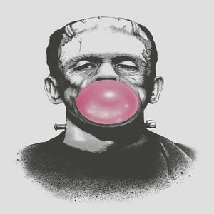 Frankenstein souffle une grosse bulle à bulles roses