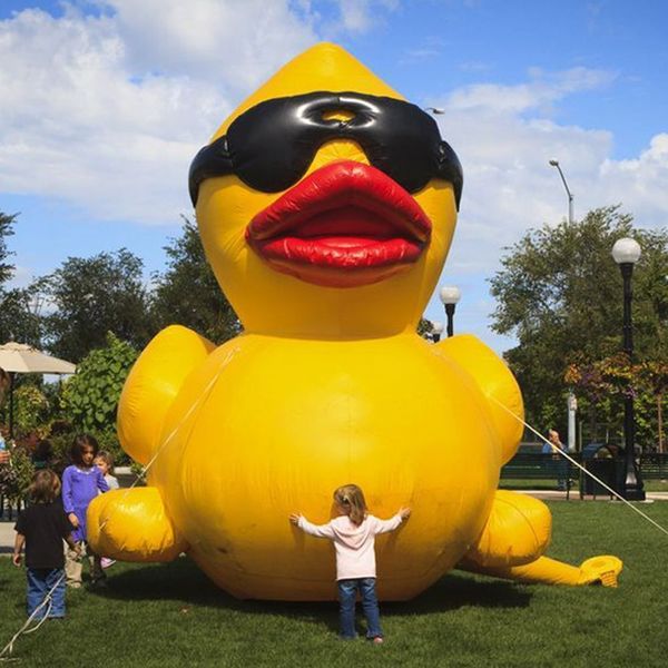 Expédition d'air gratuite 8mh (26 pieds) avec décoration de la plage de souffleur grand canard gonflable Géant animal grand canards en caoutchouc pour la publicité