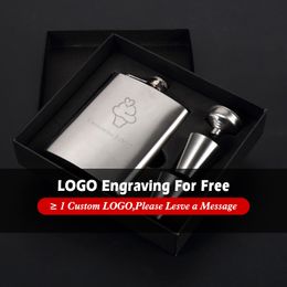 Gratuit Personnalisé 7 oz En Acier Inoxydable Hip Flask Set Homme Coffret Cadeau Emballage Whisky Bouteille De Vin Boisson Ustensile De Mariage Décoration 220707