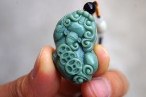 Gratis levering - Mooie (dongling stone) jade (amulet). Pixiu ketting hanger met met de hand gesneden pixiu ketting.