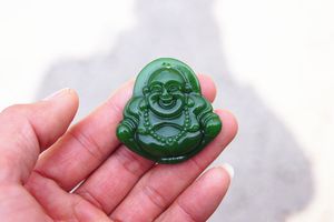 Gratis bezorging - Mooie (Buitenmongolië) Emerald Maitreya (Amulet). Met de hand gesneden kettinghanger.