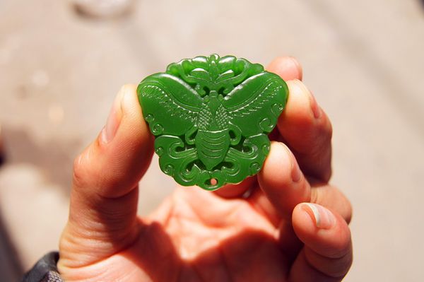 Livraison gratuite - beau papillon en jade sculpté à la main (Mongolie extérieure) - amulette. Collier pendentif