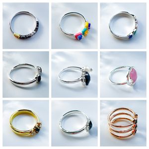 Entrega gratuita Joyería de oso español 2023 Nuevo anillo de color brillante plateado con anillo de piedra preciosa de esmalte Anillo de patrón de cuarzo rosa