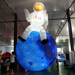 Entrega gratuita a puerta Actividades al aire libre Astronauta inflable gigante de 8 m 26 pies de altura sentado en la Luna con globos de luz LED personalizados