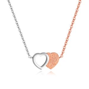 Gratis gravure gepersonaliseerde delicate asymmetrische dubbele harten ketting in roestvrij staal