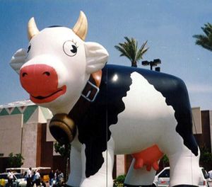 Publicidad de envío expreso gratuito Vacada inflable gigante de vaca inflable con campanas