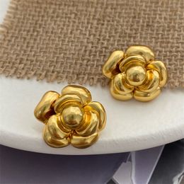 Neta clásica francesa Red Vintage Camellia Pendientes de tachuelas de mediana edad de mediana edad de 18 k