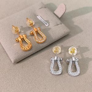 Franse klassieke zirkoon hoefijzersluiting oorbellen met lichte luxe niche-ontwerp high-end unieke U-vormige charme sieraden