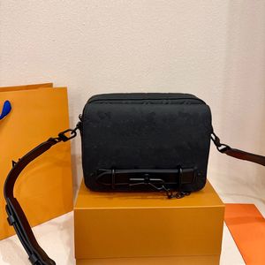 Diseñador francés Hombres Bolsos cruzados Bolso de hombro de moda Clásico Negro puro Diseño en relieve Bolso de cuero Dos capas Flip ajustable con bolso de mensajero monederos