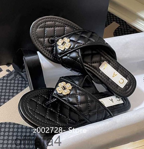 Chaussures de créateurs français Pantoufles de femmes Clip Toe Sandales plates Summer Summer Brand Chaussures Place Casual Anti-Skid Womens Luxury Brand Chandon Slippers Fashionable Chaussures