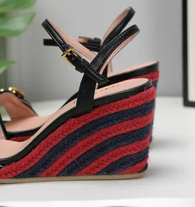 Sandales compensées pour femmes de créateurs français Chaussures d'été pour femmes Chaîne de luxe décontractée pour femmes.Fête de la mode, chaussures en daim, tailles 35 ~ 42