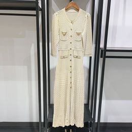 Robe française tendance 24, simple boutonnage, col rond, texture écailleuse, ajourée, robe longue en maille beige