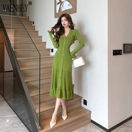 Vestido midi de punto verde de moda francesa para mujeres Vneck Singleed Ruffles Sweater Sweater Fiete Otoño Invierno 2024 240403