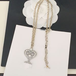 Franse mode luxe vrouwen uitgebreide gouden ketting dubbele kleur holle hartvormige schijf hanger veelzijdige dame ontwerp sieraden hoge kwaliteit charme koperen ketting