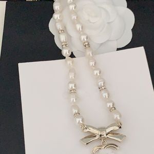 Mode française luxe femmes collier étendu en forme d'arc perle naturelle givré disque pendentif haute sens dame conception bijoux haute qualité charme cuivre collier