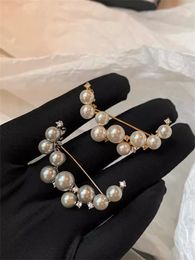 Épingle de poitrine en perles demi-lune pour femmes, mode française, haut de gamme, épingle à fleurs, manteau automne/hiver, pull, accessoires bijoux