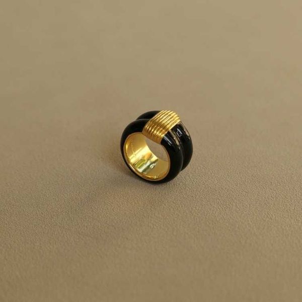 Anillo de rayas esmaltadas en forma de gota de esmalte francés, anillo de temperamento de edición amplia, único y de alta gama, chapado en cobre, oro y negro