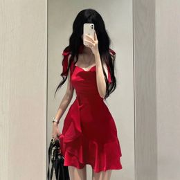 Sense de alta gama francesa de vestido de suspensor rojo 2024 Summer Nuevo estilo Temperamento delgado Pure Deseo Estilo Pequeño Vestido corto