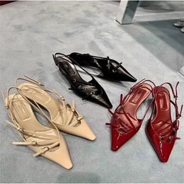 Tacones altos franceses mujeres 2024 nuevo temperamento zapatos individuales de charol de alto grado sexy pequeña cabeza cuadrada tacón flaco sandalias con cabeza bao