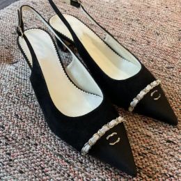 Chaussures de robe de haute qualité françaises Fashion Nouvelles chaussures pour femmes chanells designer arrière vide de sandale de sandale chaîne de sangle baotou talons épais sandales légères confortables