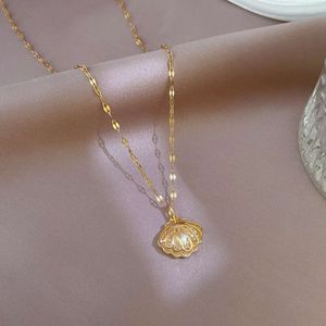 Collier de perles à coquillage creux français, léger, personnalité de niche, sens haut de gamme, pendentif chaîne en acier titane à la mode et polyvalent