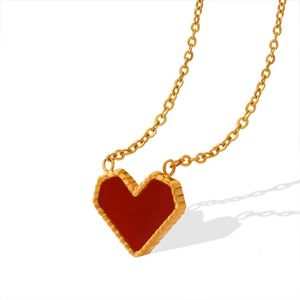 French Ins Style Love Love Candarbone Chaîne Titanium Steel Collier Gold-plaqué Peach Heart Polyvytile Accessoire pour les bijoux pour femmes