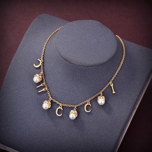 Franse juwelenmerkontwerper Klassieke koperen ketting Pearlbrief Pendant ingelegde Rhinestone Women Charm Kettingen zuster mode voortreffelijk geschenk
