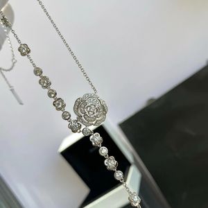 Diseñador de joyería francesa Collar clásico de plata de ley 925 Collar de borla de camelia ahuecado lujoso con incrustaciones de diamantes de imitación Collares con dijes para mujer Regalo para hermana