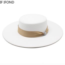Franse dames witte bownot satijnvilt fedoras hoed vrouwen banket elegante formele feestjurk cap 10 cm brede rand kerk hoed 220514