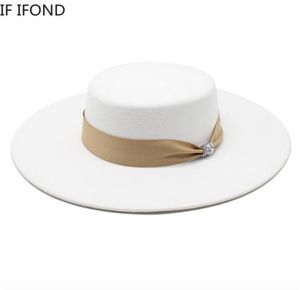 Franse Dames Witte Strik Satijnen Vilten Fedora Hoed Vrouwen Banket Elegante Formele Feestjurk Cap 10CM Brede Rand Kerkhoed 2205144845594