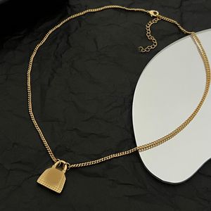 Mode de luxe française femmes collier en or étendu forme de serrure en métal lisse mat châssis pendentif dame conception bijoux de haute qualité collier à breloques en cuivre